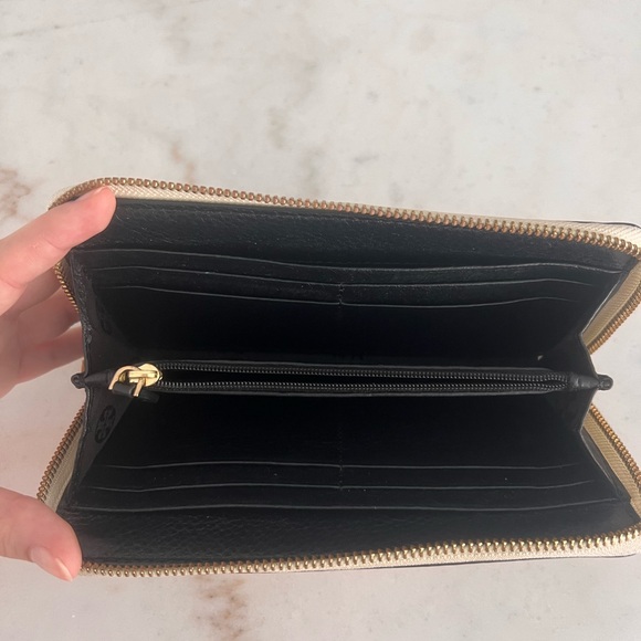 Tory Burch | Leather Bifold Wallet - Picture 5 of 8